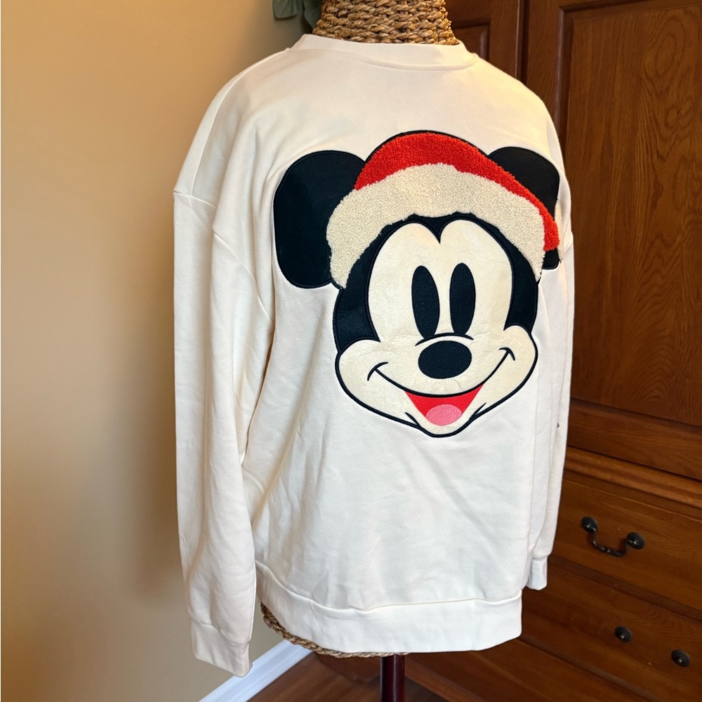 Disney Cream Santa Mickey Mouse Christmas sweatshirt nwt